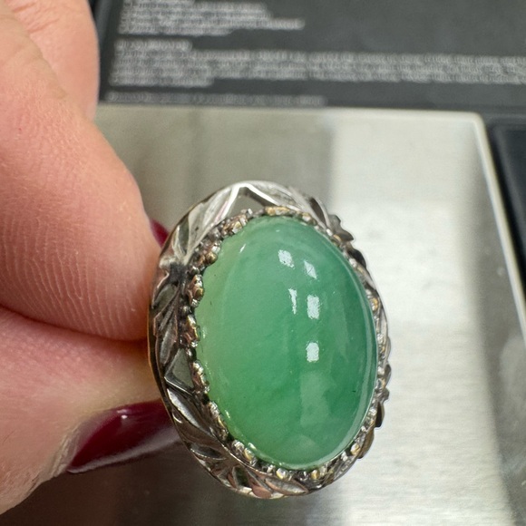 Elegant Mid- Century Green Jade and 14K yellow and white Gold Ring - Picture 4 of 16